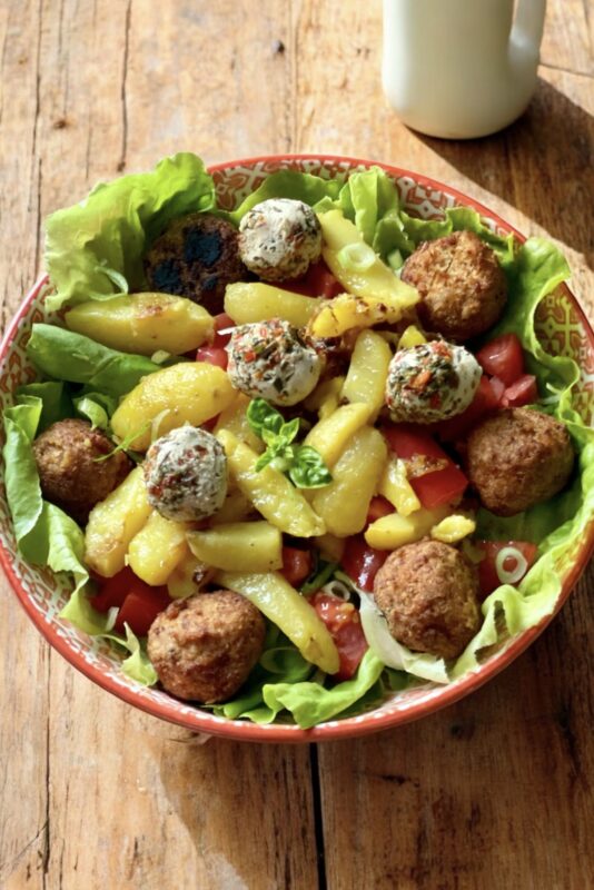 Salade pommes de terre – falafels – fromage végétal