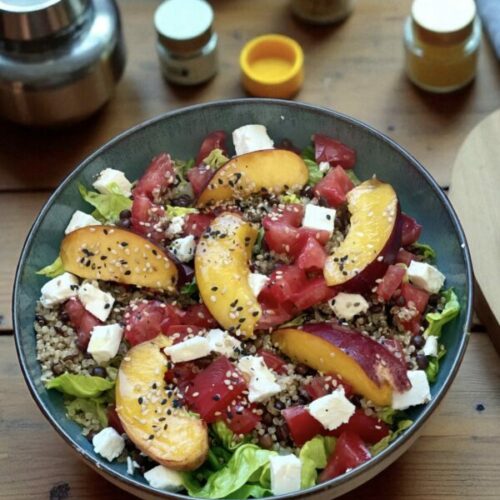 Salade quinoa, lentilles, pêche & fauxmage