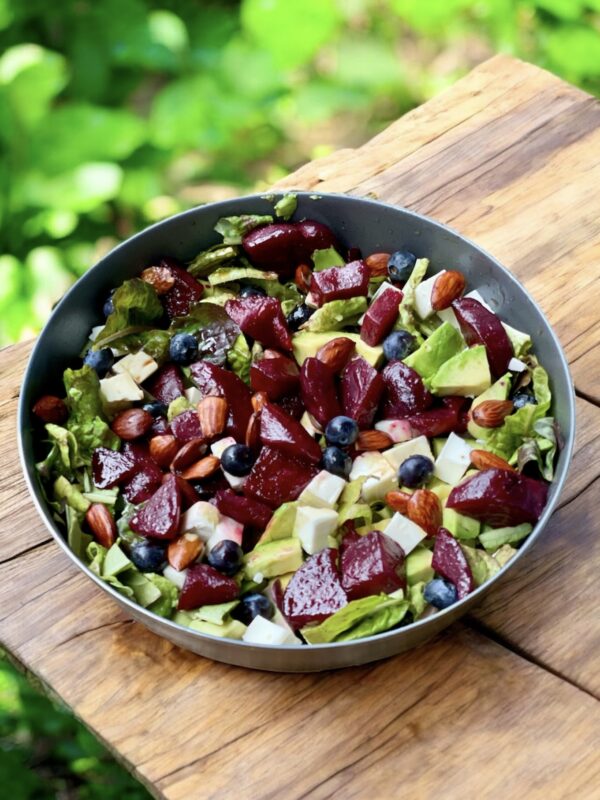 Salade colorée betterave, avocat & myrtilles