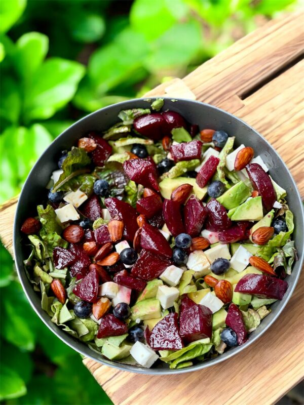 Salade colorée betterave, avocat & myrtilles