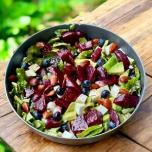 Salade colorée betterave, avocat & myrtilles