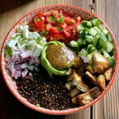 Salade de lentilles croustillantes, légumes frais & croûtons maison