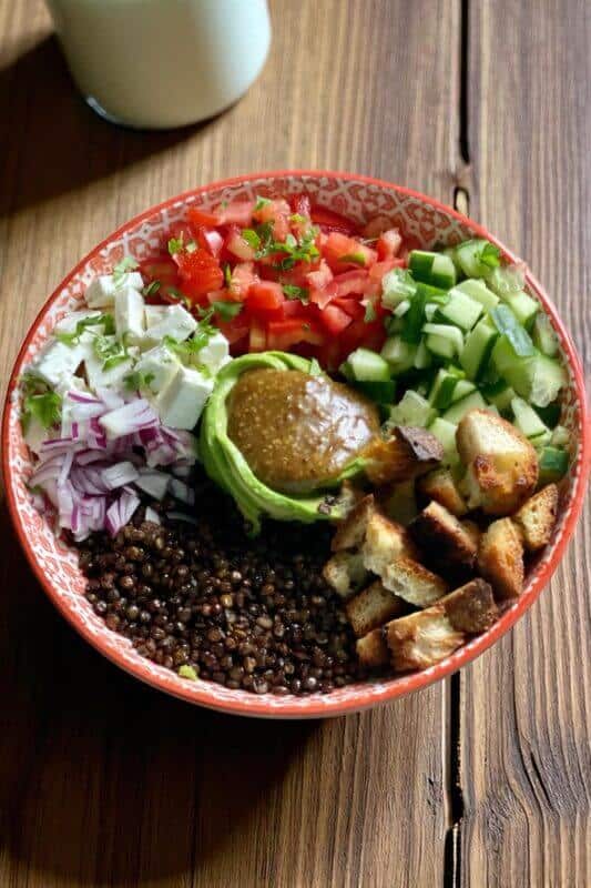 Salade de lentilles croustillantes, légumes frais & croûtons maison