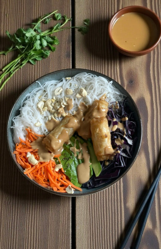 Salade thaï végane aux nems