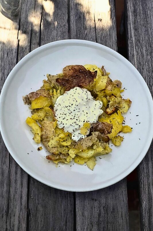 Smashed potatoes croustillantes,Crème à la feta fraîche,Pommes de terre écrasées au four,smashed potatoes